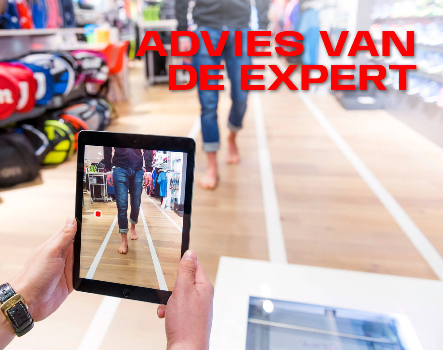 Close-up van handen die met ipad de naar de loop kijkt van een klant