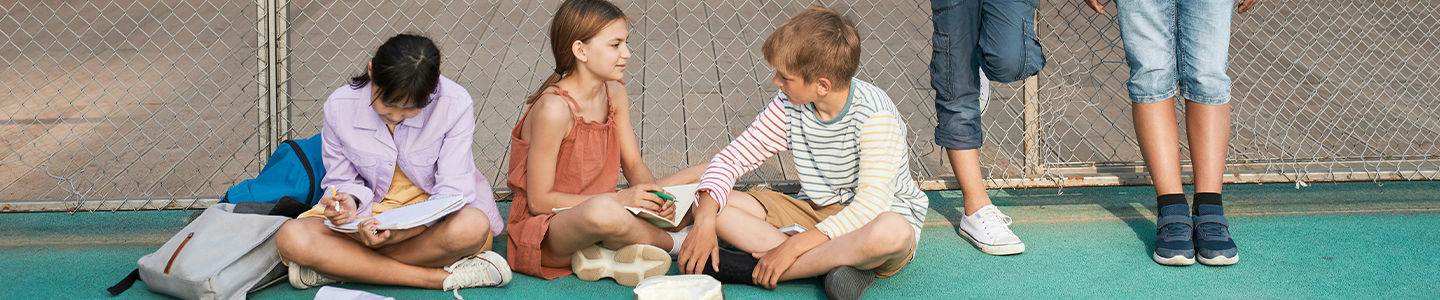 3 kinderen zitten op een rij
