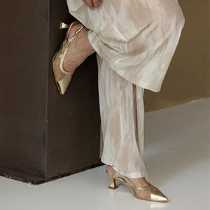 Model in feestkleding met elegante pumps