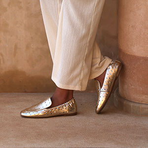 Deels benen met glanzende loafers