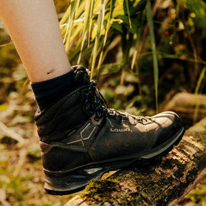 Deel van been met wandelschoen voor in de bergen