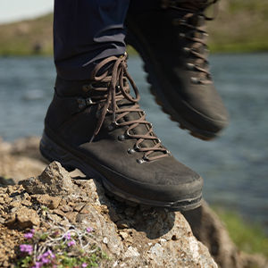 Paar donkere wandelschoenen op een rots