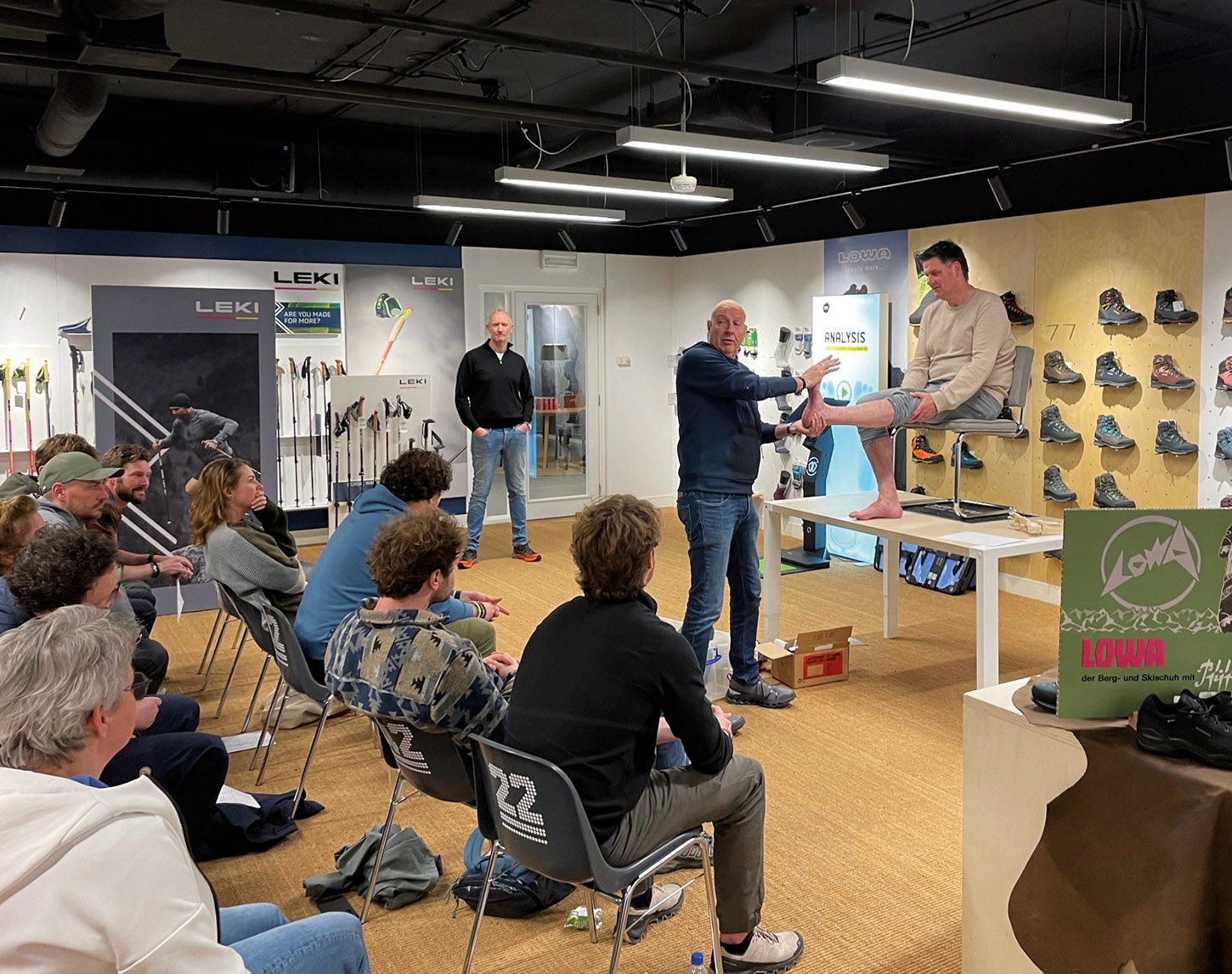 Mensen krijgen uitleg over podologie