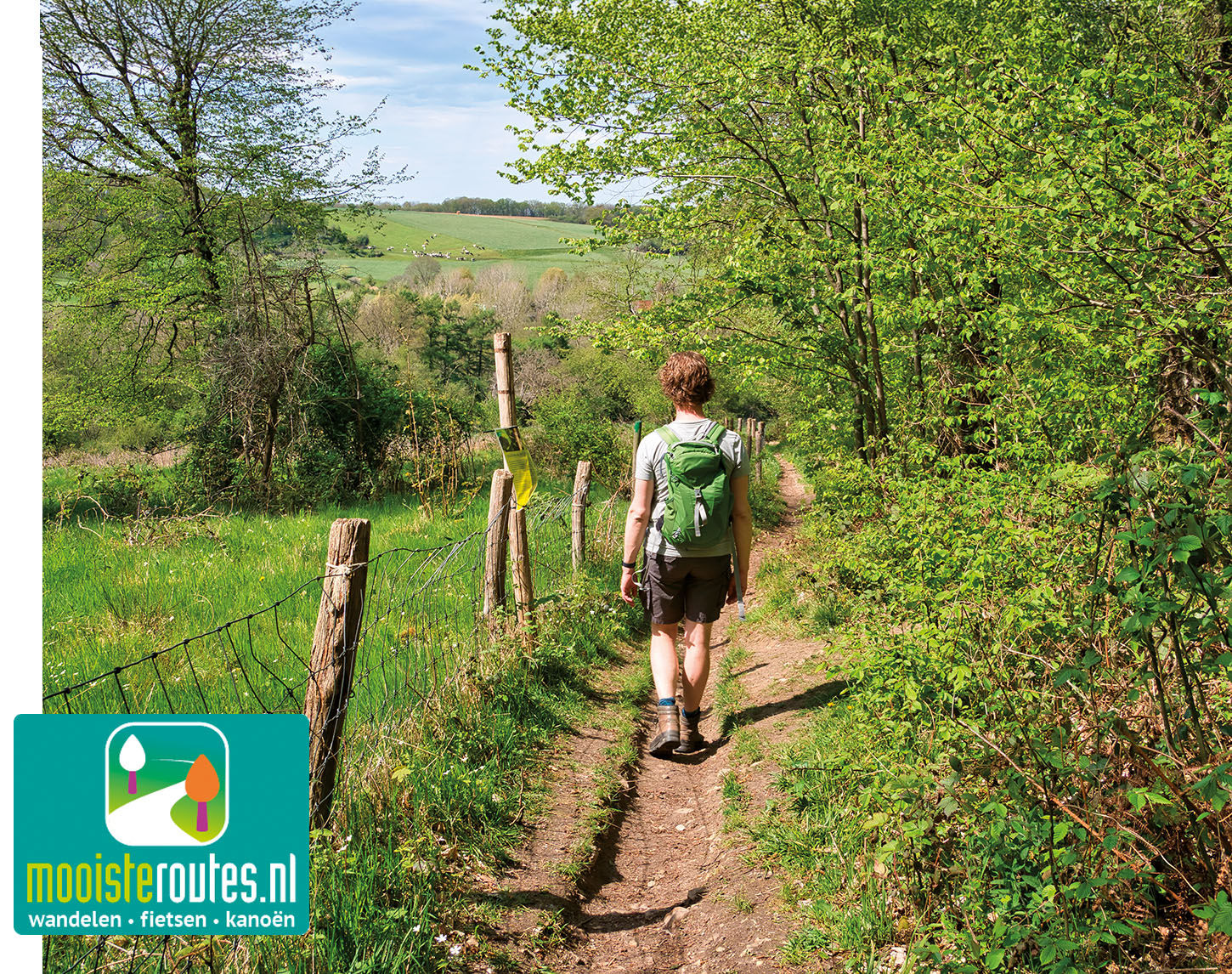 Vrouw met rugzak wandelend door natuurgebied