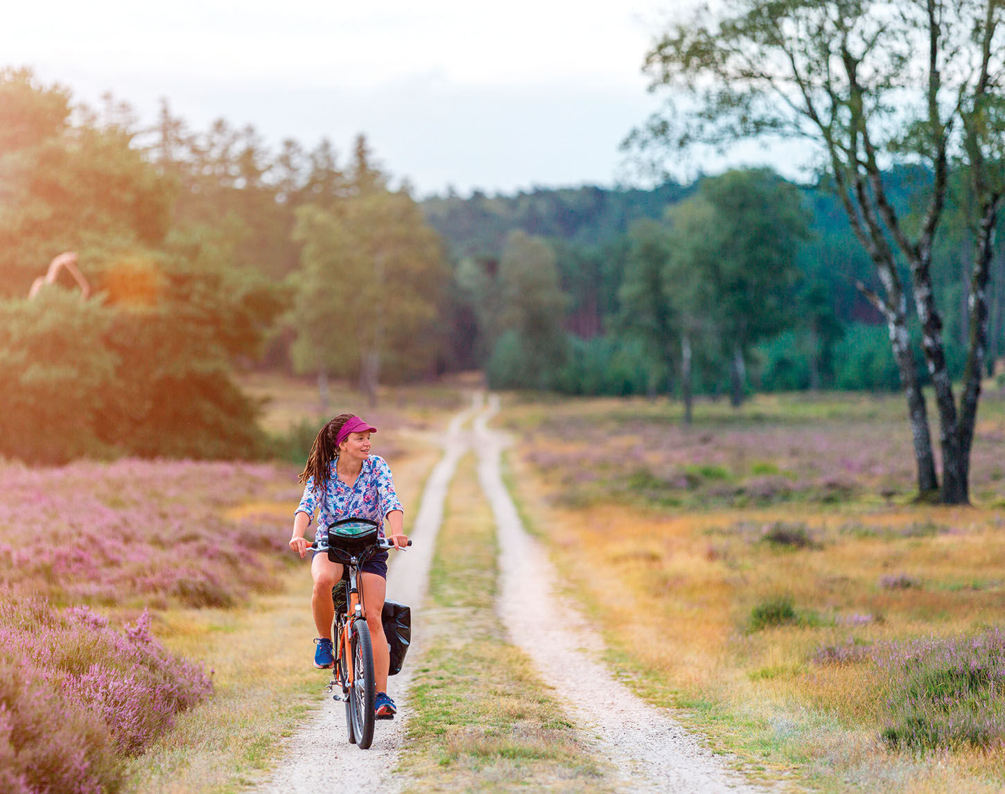 Fietsende vrouw in natuurgebied