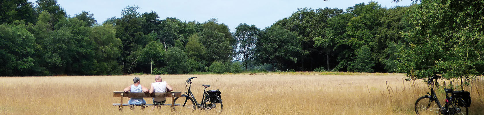 2 Personen op een bankje kijkend naar de natuurlijke omgeving