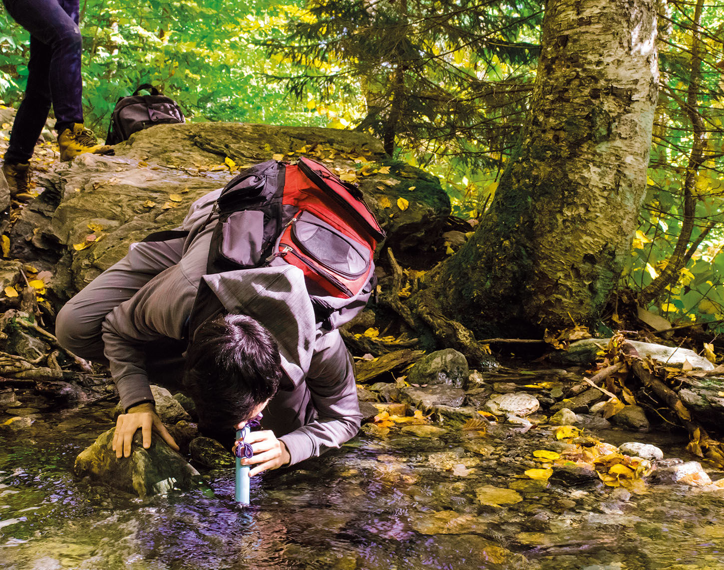 Man drinkt water uit natuurgebied