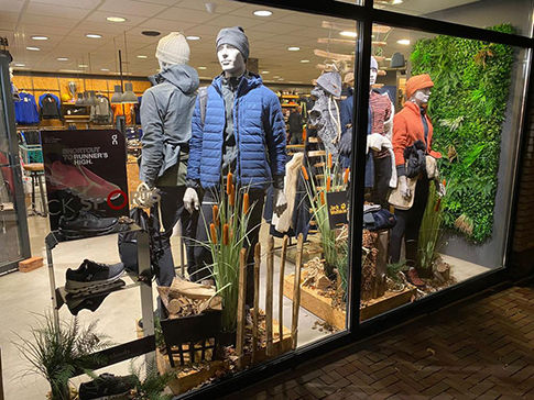 Winkeletalage met aangeklede paspoppen en accessoires