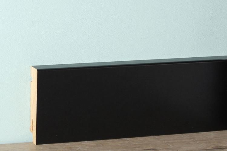 Hoge plint zwart met folie 18x75 mm - 240 cm