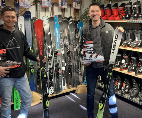 Medewerkers met wintersportartikelen