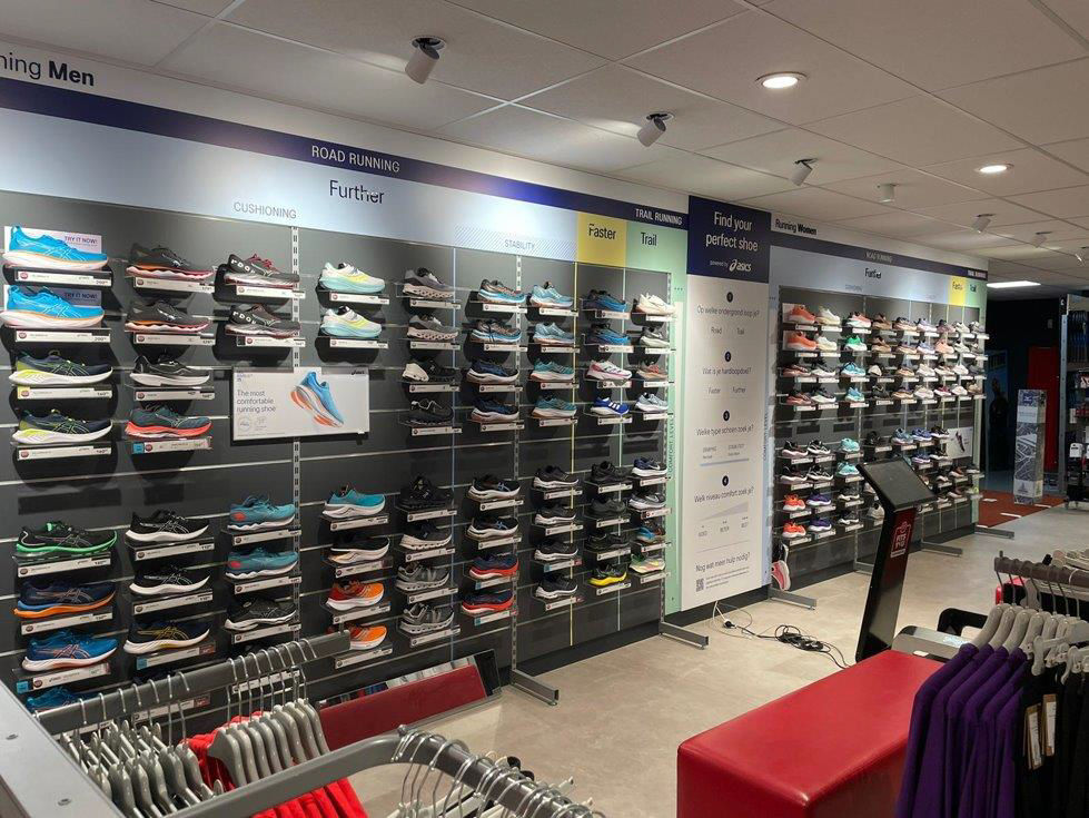 Wand met sportschoenen