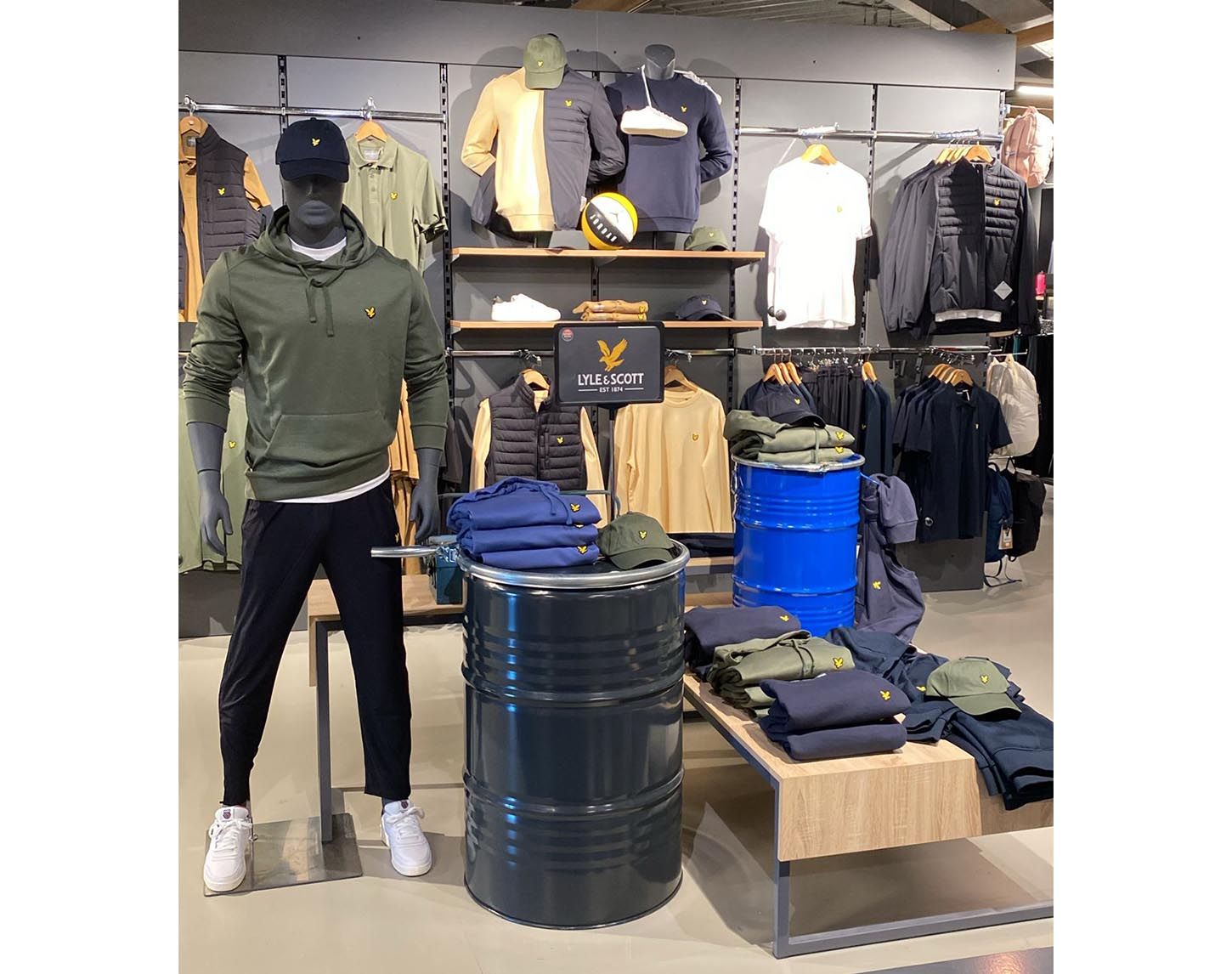 Winkelinterieur met paspop en sportkleding