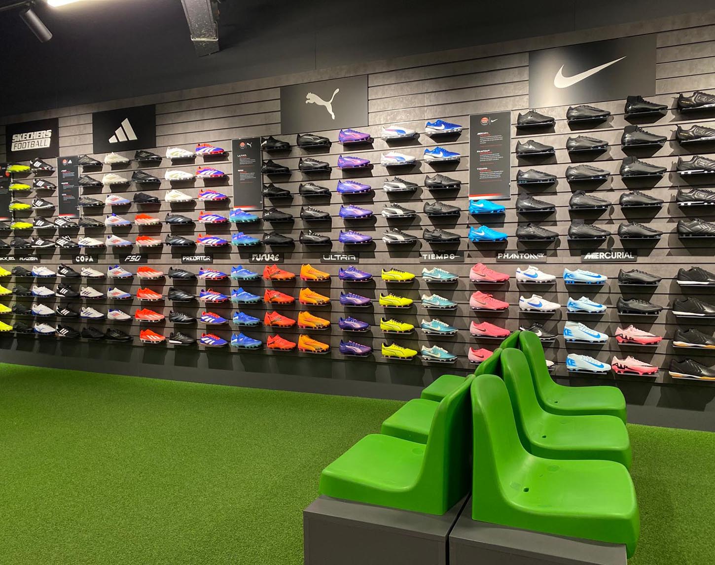 Wand met sportschoenen