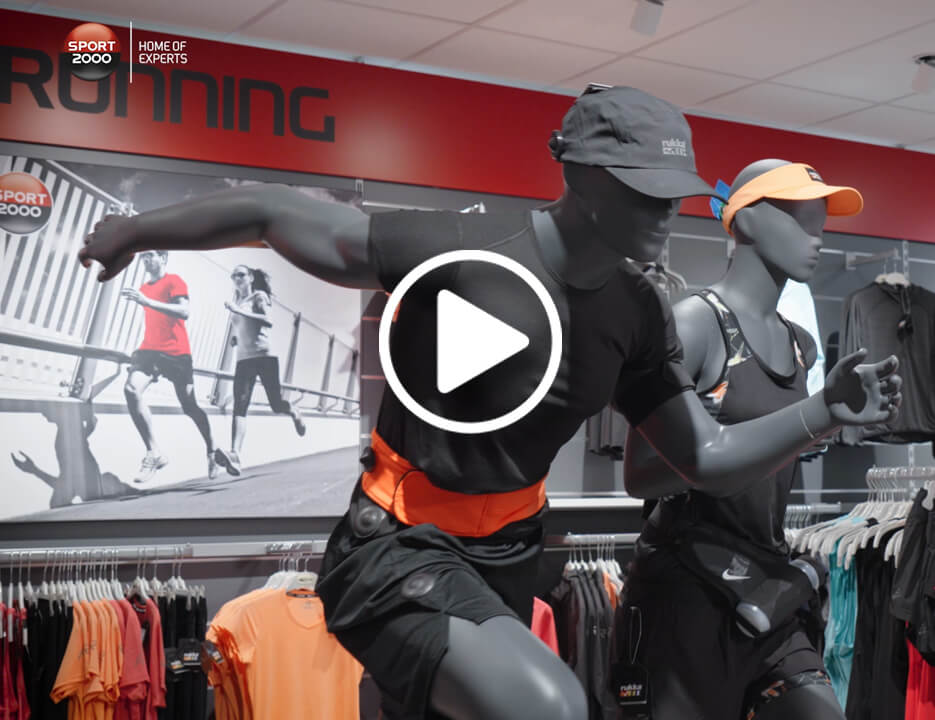 Paspoppen met hardloopoutfit tegen wand met hardloopkleding