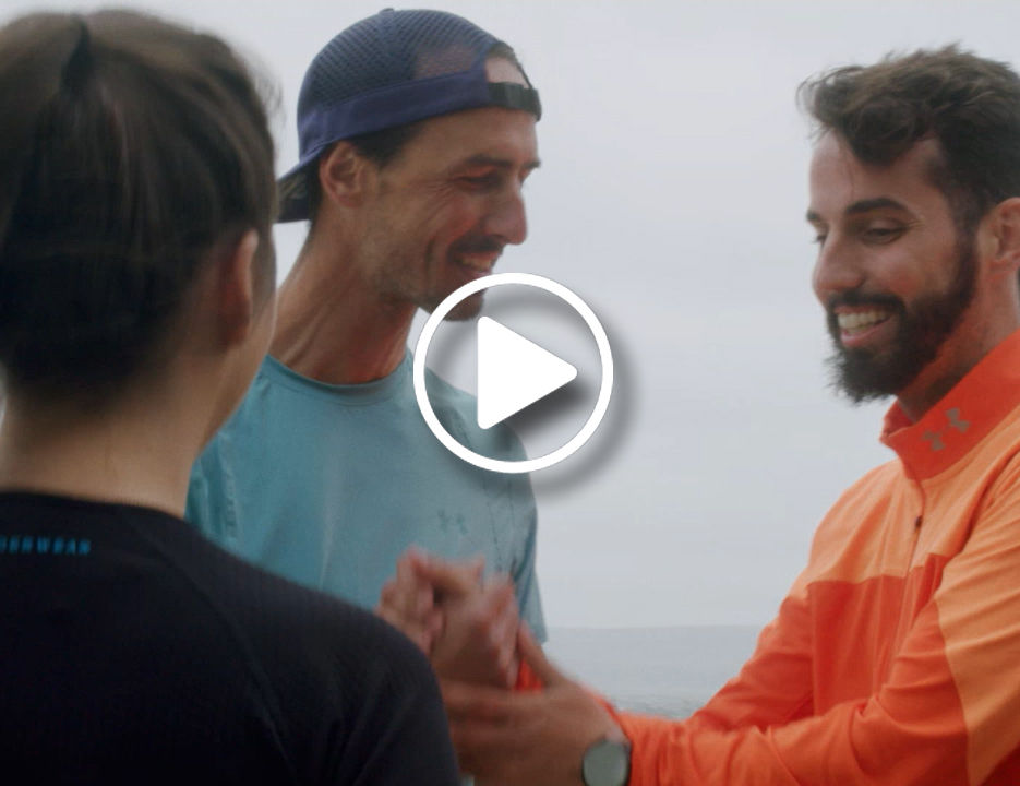 Filmpje van 3 lachende mannen in sportieve kleding