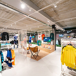 Winkelruimte met sportkleding en -schoenen