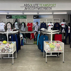 Winkel met sportkleding en voetballen