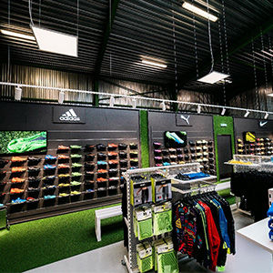 Schoenenwand en rek met sportkleding