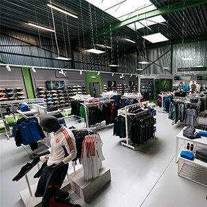 wanden met sportschoenen en diverse rekken met sportkleding