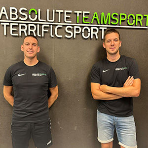 Medewerkers tegen wand met tekst ABSOLUTE TEAMSPORT TERRIFIC SPORT