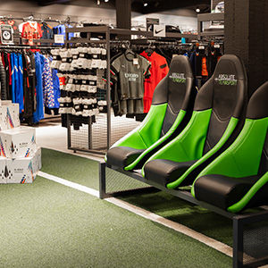 Winkelinterieur met kledingrekken en sportaccessoires