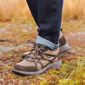 Deels benen met sportieve wandelschoenen