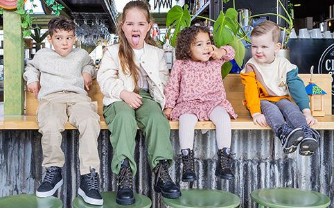 4 peuters op een rijtje