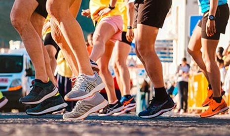 Veel sportieve benen springend met hardloopschoenen