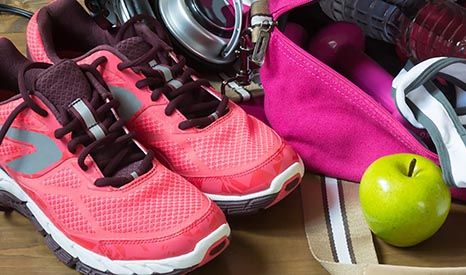 Verzameling van sportschoenen en sportartikelen op de vloer