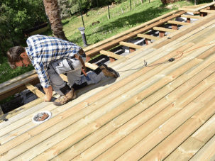 Houten vlonder in je tuin plaatsen? Zo ga je te werk