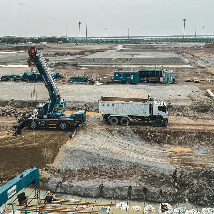 Hulpmaterialen in aannemerij en infra: schrikplank, betonbruggetjes en piketpalen